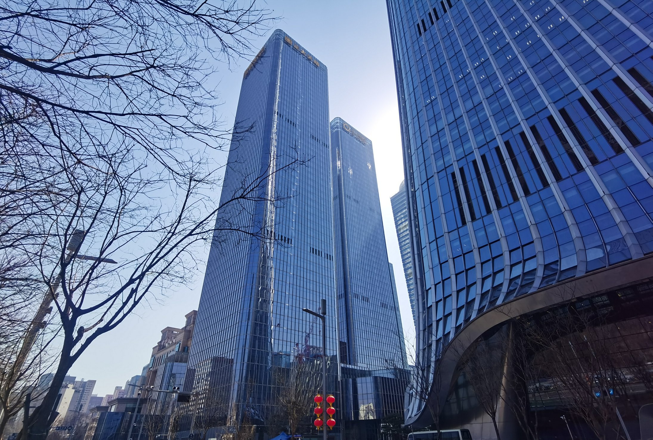 正大中心玻璃幕墙与中信大厦相邻实景